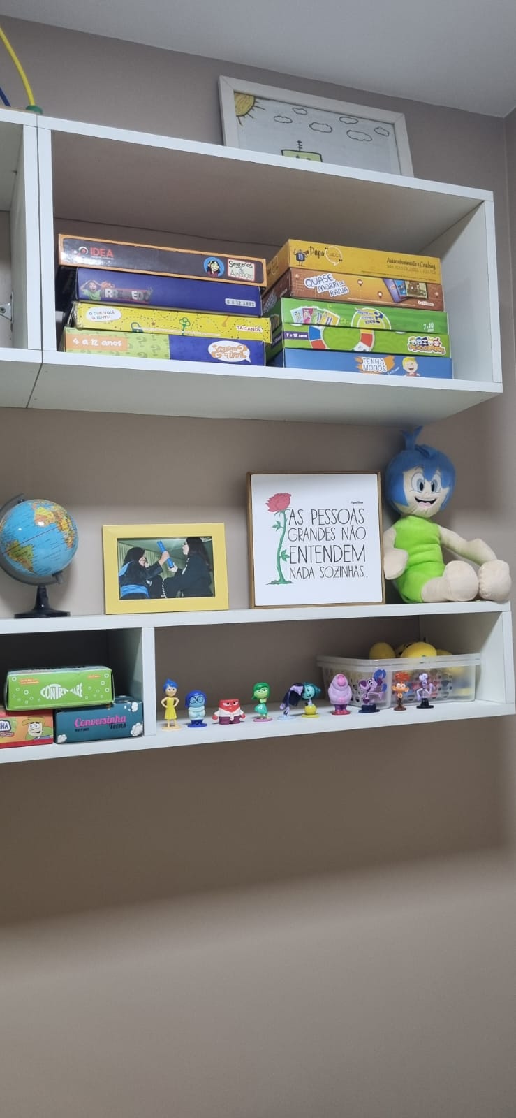 Prateleira com jogos e brinquedos terapêuticos
